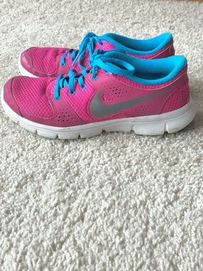 Nike | Flex Experience Fireberry Sneakers